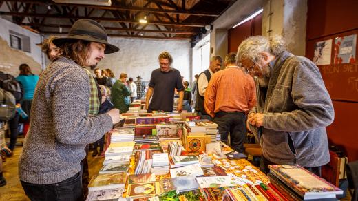 Trh malých nakladatelů na festivalu Literatura žije! v Českých Budějovicích