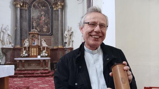 Farář Marek Hlávka s nalezenou mosaznou schránkou v kostele ve Veverské Bítýšce