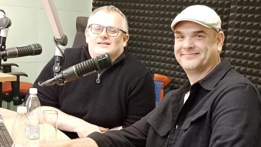 Jan Nedvěd ml. (vlevo) a Vojta Nedvěd ve studiu Českého rozhlasu Sever