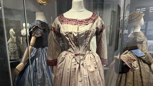 Ručně šité dámské hedvábné dvojdílné šaty, uvnitř plátěná šněrovačka, kolem roku 1840