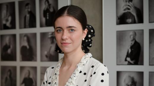 Je to něco mezi bundou a dekou od babičky nataženou na rámu, zjednodušuje svou tvorbu textilní umělkyně Králík Rosická