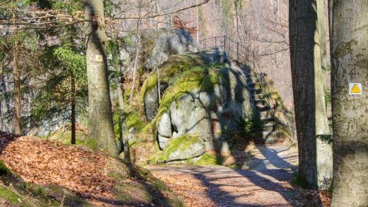 Na skalní vyhlídku Jezdec vede žlutá turistická trasa