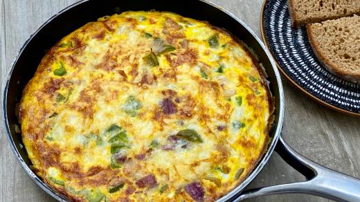 Frittata je dobrá jako jídlo od snídaně po večeři a milovníkům nočních náletů na lednici udělá radost i v čase nekřesťanském.