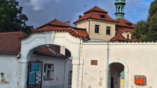 Městská část Prahy 6 částečně zpřístupnila zámek Veleslavín veřejnosti. Koupit ho od státu chce magistrát