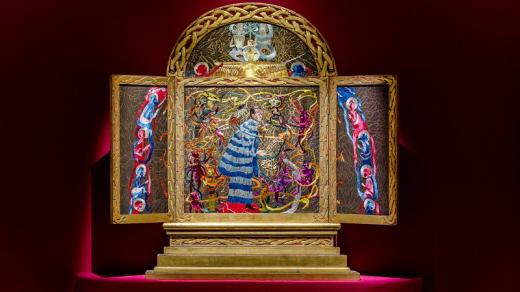 Oltář s hedvábnými výšivkami, zapůjčený ze Švýcarska v chebské Galerii výtvarného umění. Je součástí expozice Pražská antroposofická moderna