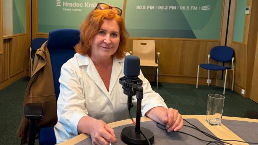 Irena Krčmová ve studiu Českého rozhlasu Hradec Králové