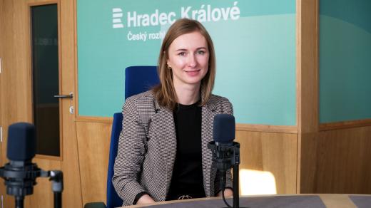 Adéla Ščudlová ve studiu Českého rozhlasu Hradec Králové