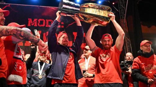 Oslavy hokejistů Dynamo Pardubice po příjezdu z vítězného zápasu finále play off extraligy, 29. dubna 2026, Pardubice. S pohárem útočníci Roman Červenka (vlevo) a Lukáš Sedlák