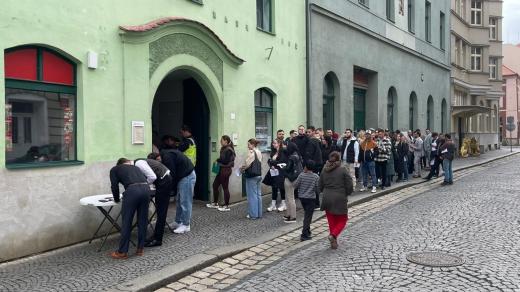 Ve frontě bylo před registračním místem v Žatci krátce po 15. hodině zhruba 30 možných dárců