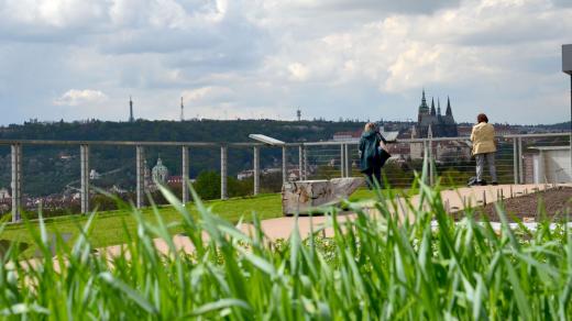 Expozice na střeše Národního zemědělského muzea nese název Živá zahrada výhledů