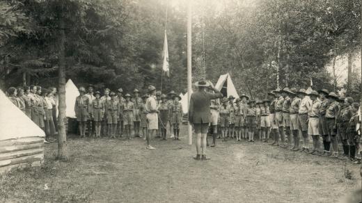 1935 Hradišťstí skauti na táboře u Ratmírova - ranní nástup