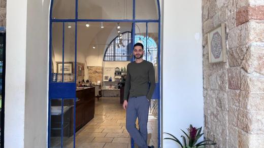 Palestinec Jack před svým obchodem ve čtvrti Jaffa v Tel Avivu