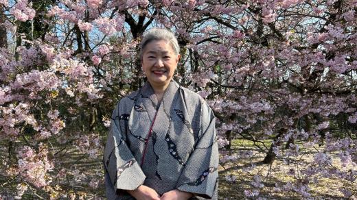 Lektorka japonské kaligrafie Shigemi Ekhartová vyučuje v tradičním kimonu