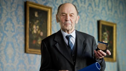 Adolf Rázek s oceněním Artis Bohemiae Amicis, listopad 2015