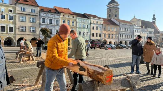Tesaři vyrobili na náměstí Přemysla Otakara II. křížovou cestu