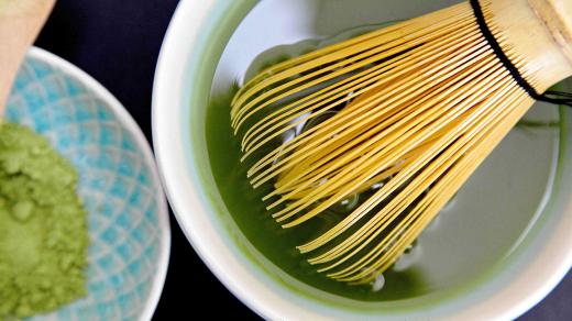 Matcha čaj a bambusová metlička