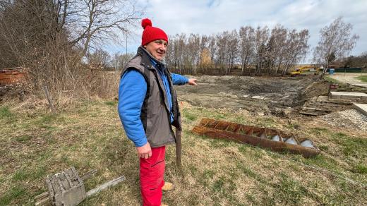 Karel Veselý bydlí kousek od opravovaného rybník a bojí se prosakování vody na jeho pozemek