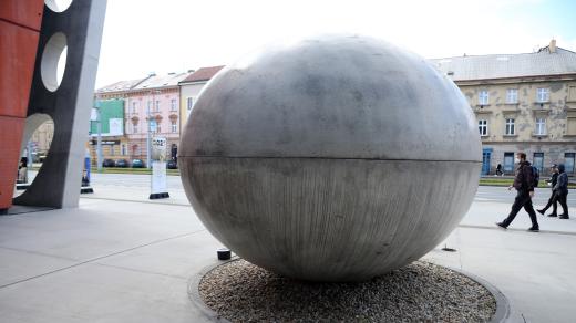 Betonové výtvarné dílo zvané vejce před Novým divadlem v Plzni