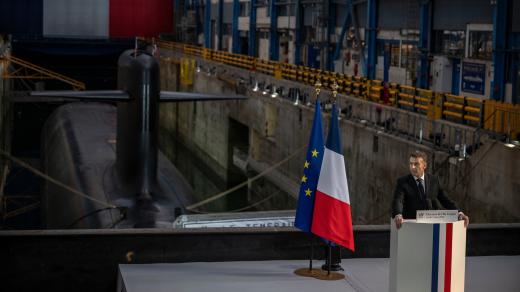 Emmanuel Macron během projevu na francouzské jaderné základně na ostrově Île Longue