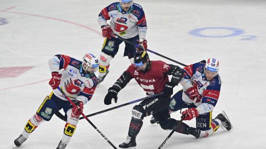 Zleva Patrik Poulíček z Pardubic, Jiří Smejkal z Pardubic, Michael Špaček ze Sparty a John Ludvig z Pardubic