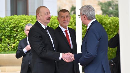 Premiér Andrej Babiš (uprostřed) a ministr obchodu a průmyslu (vpravo) se v Ázerbájdžánu setkali s ázerbájdžánským prezidentem Ilhamem Alijevem (vlevo)