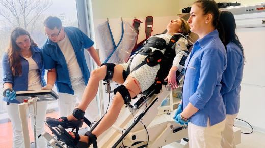 Ukázka rehabilitace na jednom z moderních přístrojů
