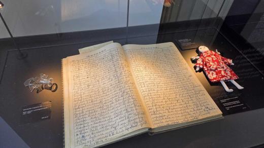 Připomíná osudy Romů, kteří dokázali přežít koncentrační tábory během 2. světové války