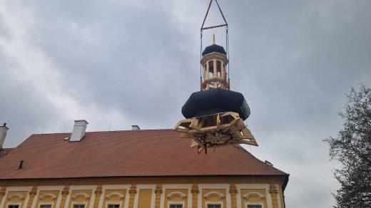 Věž kostela v Borovanech u Českých Budějovic má od středy novou dřevěnou báň