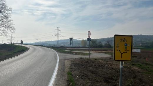 Objízdná trasa je vedená z Měnína přes polní cesty do Opatovic, kde se slučuje s trasou Opatovice-Židlochovice