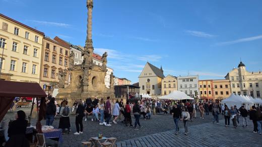Součástí programu jsou kromě gastronomie i folklorní vystoupení nebo dílny, kde si lidé mohou vyrobit vlastní tvarůžek