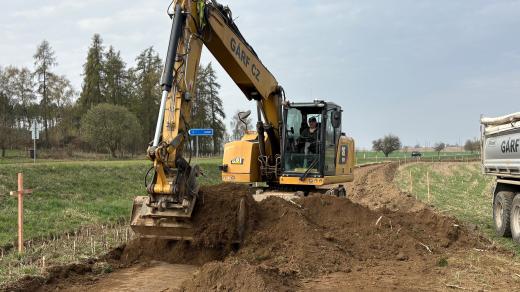 Křižanovské vlakové nádraží leží v sousedním Kozlově a městys k němu začal stavět cyklostezku