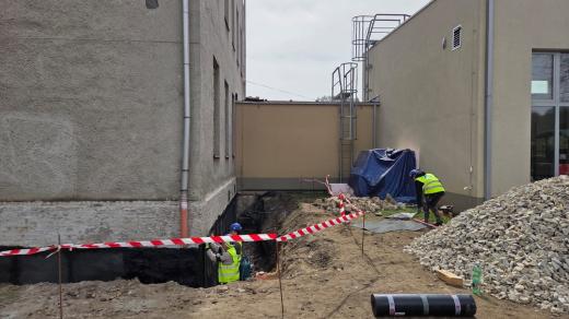 Součástí rekonstrukce bude kromě výměny oken a oprav střechy také instalace fotovoltaické elektrárny a obnova fasády