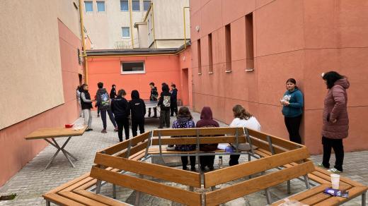 Do vnitrobloku děti sehnaly pingpongový stůl, lavičky a mohou si tam kreslit křídami
