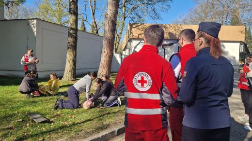 Děti se na připravených stanovištích potkávají s realistickými situacemi