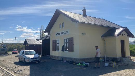 Před nedávnem dokončili řemeslníci opravu dřevěné čekárny v Dívčím Hradě