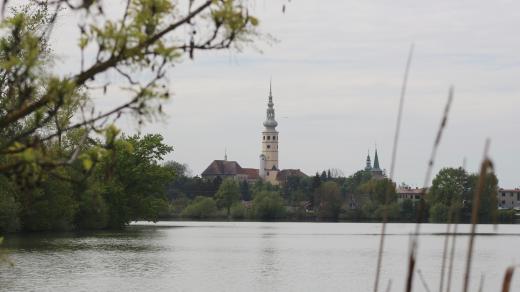 Spanilá věž v Tovačově nad Hradeckým rybníkem