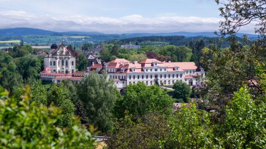 Areál zámku v Rychnově nad Kněžnou s kostelem Nejsvětější Trojice