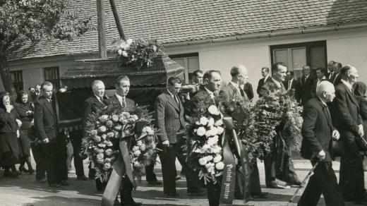 Společný pohřeb tří místních, kteří zemřeli při stavbě zemědělského areálu v Petrovicích