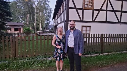 Předsedkyně Spolku Němců severních Čech Petra Laurin a člen Spolku Roman Klinger před Domem česko-německého porozumění v jabloneckých Rýnovicích