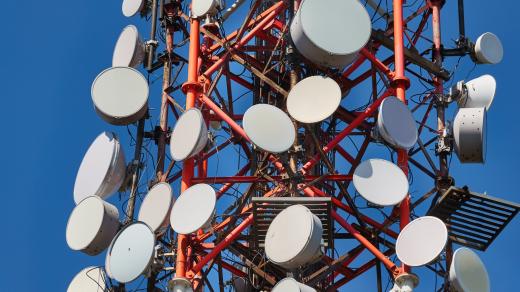 Tři čeští mobilní operátoři se rozhodli, že mezi sebe toho čtvrtého nepustí. Stát dlouho připravoval aukci volných rádiových kmitočtů, aby na silně regulovaný trh mohl přijít plnohodnotný operátor