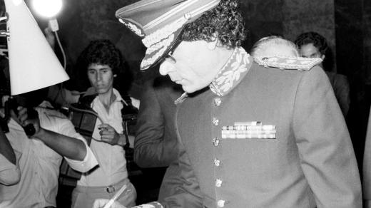 Plukovník Muammar Kaddáfí při návštěvě v Národním památníku v Praze na Žižkově 8. září 1982