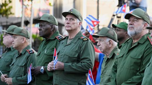 Kubánský prezident Miguel Díaz-Canel (třetí zprava) a vládní představitelé 16. dubna 2026 v Havaně na slavnostním ceremoniálu u příležitosti 65. výročí prohlášení Fidela Castra o socialistickém charakteru kubánské revoluce, které pronesl v předvečer invaz