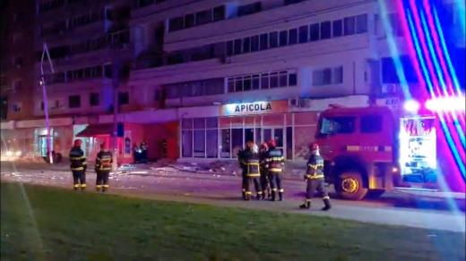 Hasiči zasahují v rumunském městě Galati po zásahu dronem