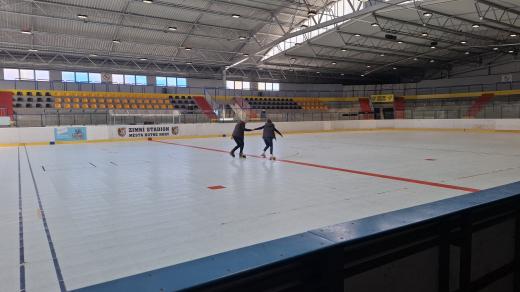 Plocha na stadionu vypadá podobně jako ta ledová, je ale otevřená pro kolečkové brusle.