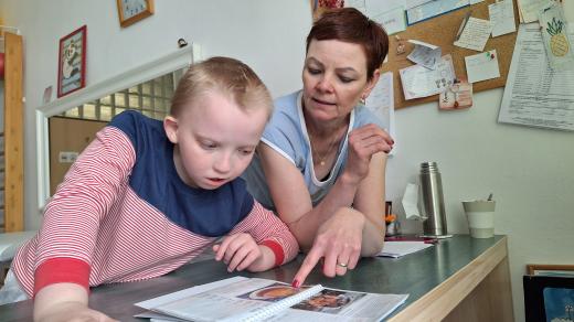 Fyzioterapeutka Helena Stracená cvičí s Markem