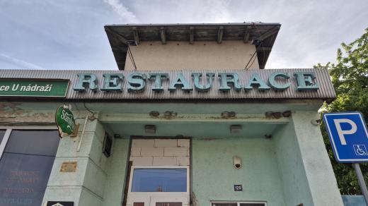 Budova restaurace je pravděpodobně dílem světoznámého architekta Adolfa Loose
