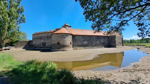 Kvůli opravě stavidla správci na hradě Švihov vypustili náhon