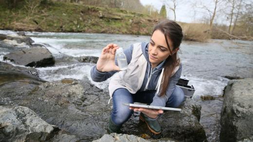 Odběr vzorku vody (ilustrační foto)
