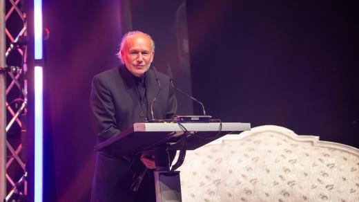 Opavský dramaturg Petr Rotrekl při přebírání Ceny Jantar