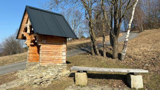 Kaple na úpatí kopce Loučka v Bystřici na Třinecku